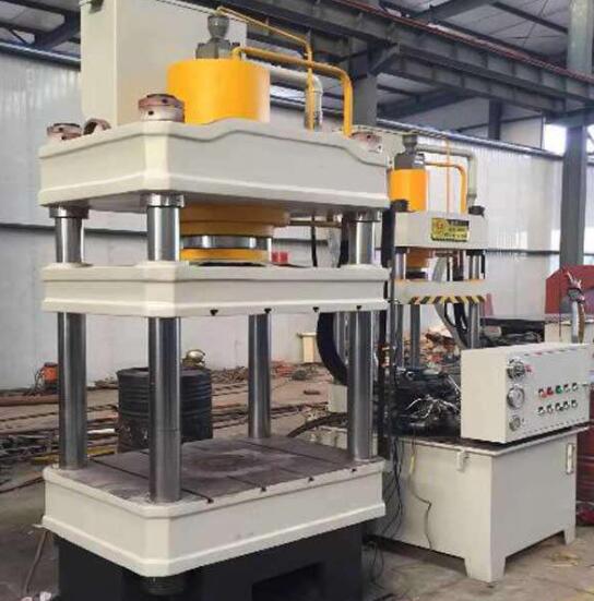 四柱液壓機(jī)實(shí)拍