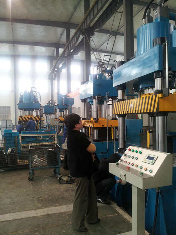 金屬液壓機(jī)使用現(xiàn)場